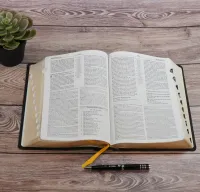 BIBLE NEG MACARTHUR SOUPLE CUIR TR OR ONGLETS NOIR AVEC BOITIER