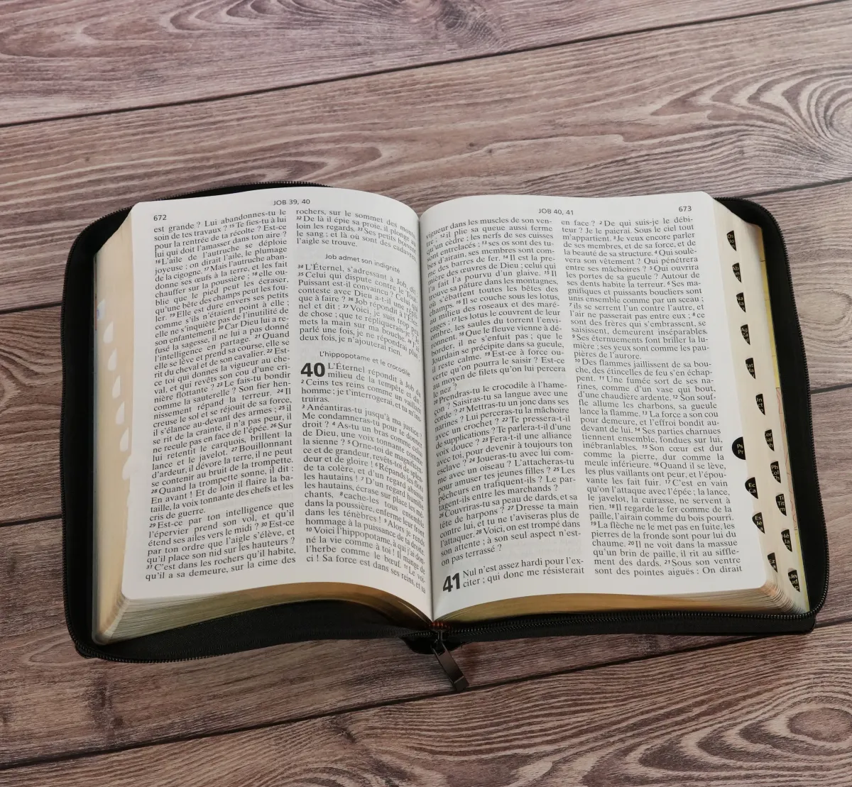 BIBLE NEG79, GROS CARACTERES, COUVERTURE FIBROCUIR, FERMETURE ECLAIR, TR.OR. ONGLETS
