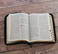 BIBLE NEG79, GROS CARACTERES, COUVERTURE FIBROCUIR, FERMETURE ECLAIR, TR.OR. ONGLETS